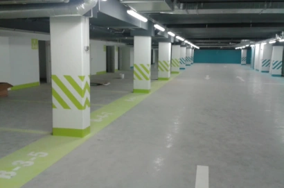 Podlaha v parkovací garáži bytových domů Nad Kundratkou
